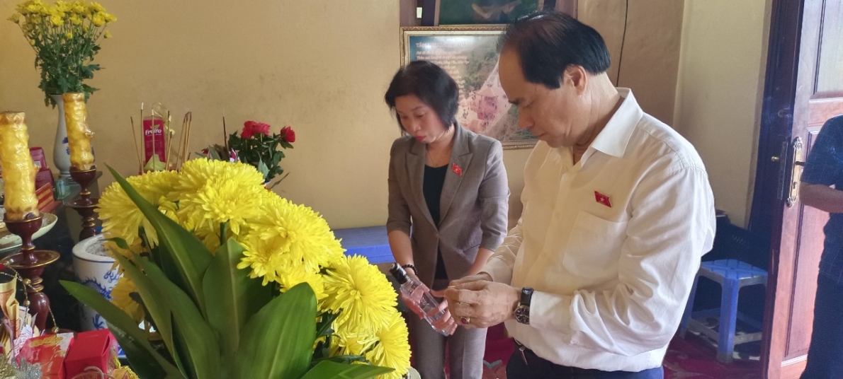 Đoàn Đại biểu Quốc hội TP Hà Nội viếng nghĩa trang liệt sĩ và đền thờ 468 Vị Xuyên