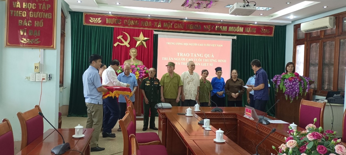 Đoàn Đại biểu Quốc Hội thành phố Hà Nội viếng nghĩa trang liệt sĩ (NTLS) và đền thờ 468 Vị Xuyên