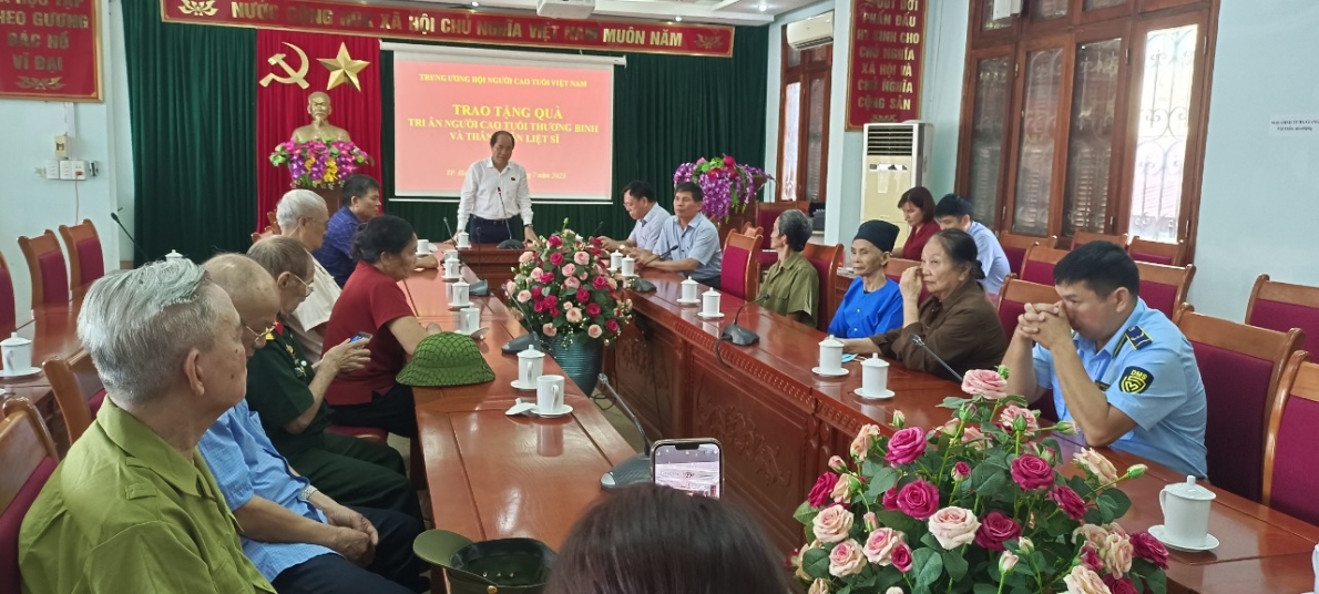 Đoàn Đại biểu Quốc hội TP Hà Nội viếng nghĩa trang liệt sĩ và đền thờ 468 Vị Xuyên