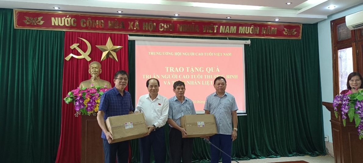 Đoàn Đại biểu Quốc hội TP Hà Nội viếng nghĩa trang liệt sĩ và đền thờ 468 Vị Xuyên