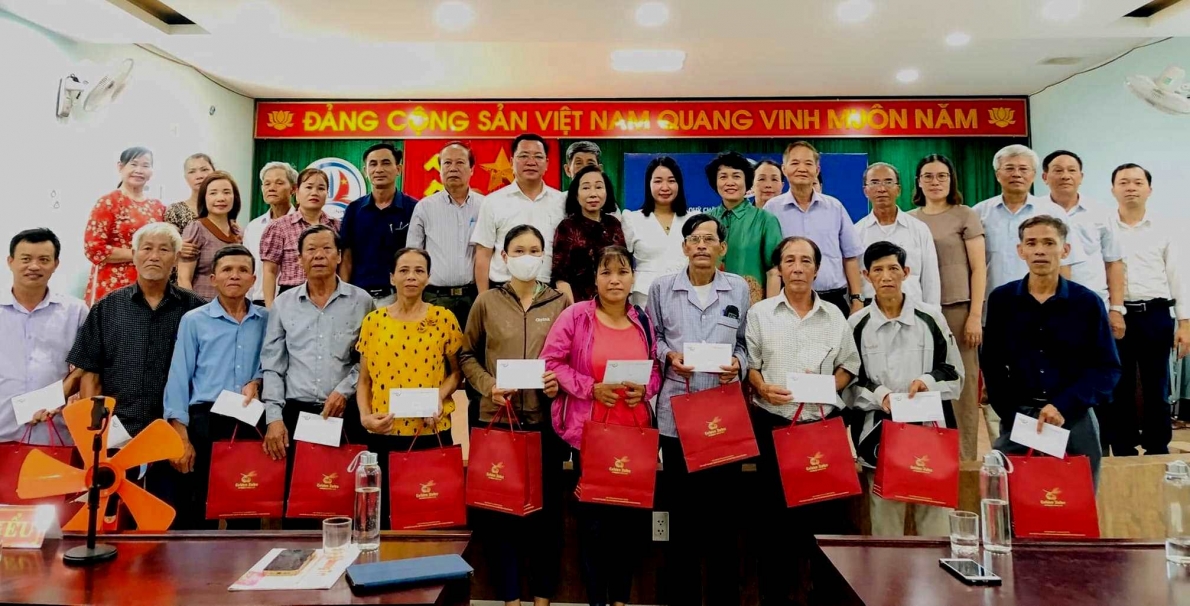 Quỹ Chăm sóc và Phát huy vai trò NCT Việt Nam cùng các nhà tài trợ tặng quà tri ân NCT có công với cách mạng tại huyện Gio Linh, tỉnh Quảng Trị Quỹ Chăm sóc và Phát huy vai trò NCT Việt Nam cùng các nhà tài trợ tặng quà tri ân NCT có công với cách mạng tại huyện Gio Linh, tỉnh Quảng Trị