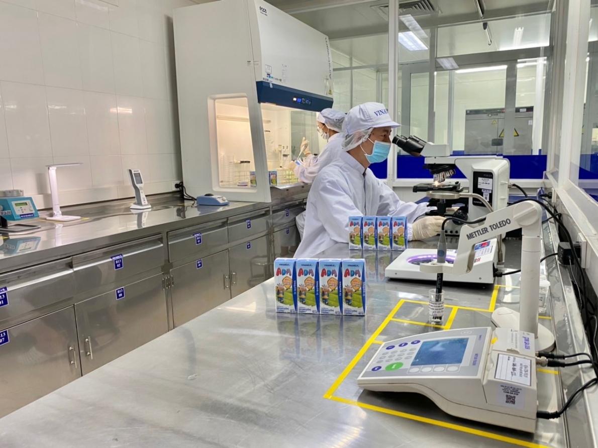 Từng hộp sữa ADM được kiểm tra chất lượng kỹ lưỡng trước khi xuất kho và trao đến tận tay các em nhỏ trong chương trình