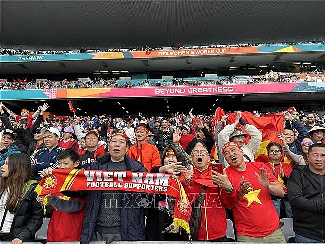 Cổ động viên Việt Nam trên sân Eden Park. Ảnh: Trương Anh Ngọc/TTXVN
