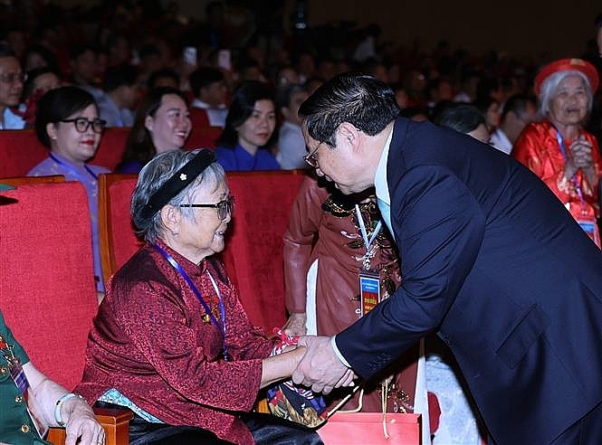 Thủ tướng Phạm Minh Chính thăm hỏi, tặng quà cho các Mẹ Việt Nam Anh hùng tham dự Hội nghị biểu dương người có công với cách mạng tiêu biểu toàn quốc năm 2023. Ảnh: Dương Giang/TTXVN