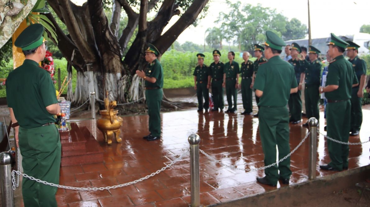 Dâng hoa, dâng hương tưởng niệm các anh hùng liệt sĩ