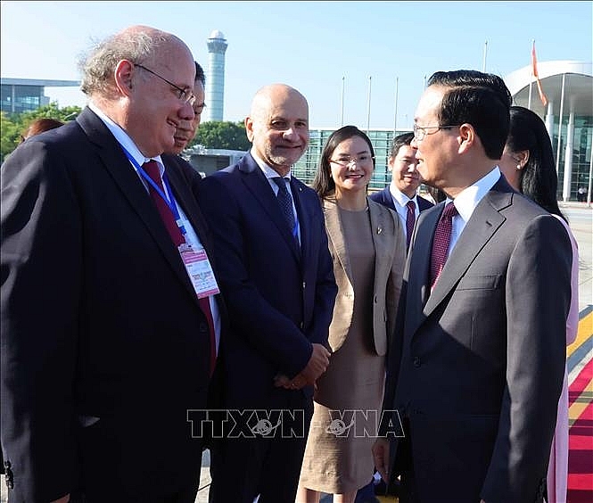 Lễ tiễn Chủ tịch nước Võ Văn Thưởng và Phu nhân lên đường thăm chính thức Cộng hòa Áo, thăm cấp Nhà nước tới Cộng hòa Italy và thăm Tòa thánh Vatican. Ảnh: Thống Nhất/TTXVN Lễ tiễn Chủ tịch nước Võ Văn Thưởng và Phu nhân lên đường thăm chính thức Cộng hòa Áo, thăm cấp Nhà nước tới Cộng hòa Italy và thăm Tòa thánh Vatican. Ảnh: Thống Nhất/TTXVN