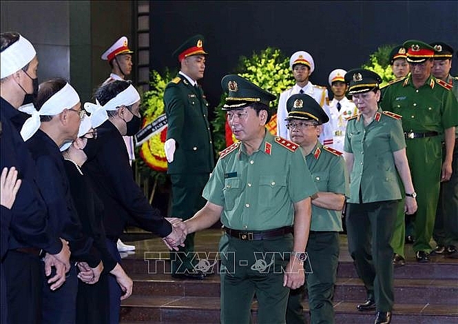 Thượng tướng Trần Quốc Tỏ, Thứ trưởng Bộ Công an chia buồn cùng gia đình đồng chí Nguyễn Khánh. Ảnh: An Đăng/TTXVN