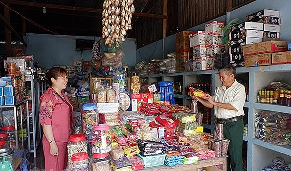 Ông Huỳnh Hữu Hiệp (bên phải) thăm hỏi chuyện làm ăn, buôn bán của người dân ấp Bãi Ngự, xã Thổ Châu.