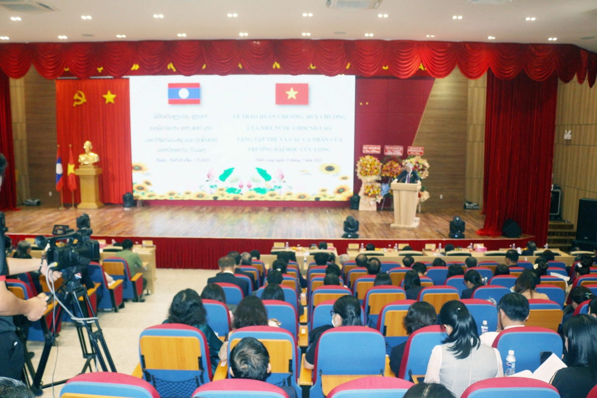 Trường Đại học Cửu Long đón nhận Huân chương Lao động của Chủ tịch nước CHDCND Lào