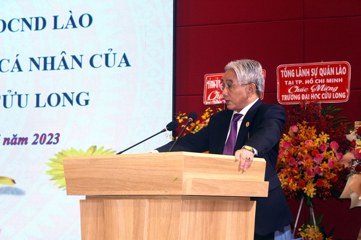 Trường Đại học Cửu Long đón nhận Huân chương Lao động của Chủ tịch nước CHDCND Lào