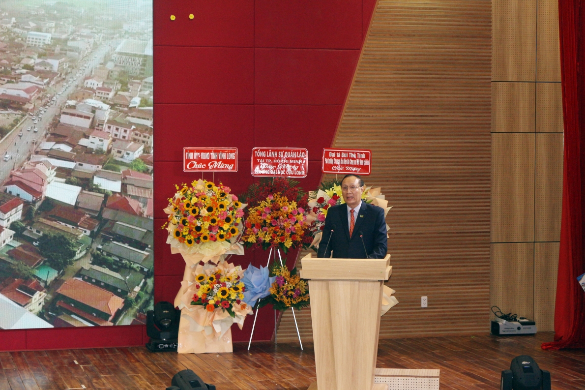 Trường Đại học Cửu Long đón nhận Huân chương Lao động của Chủ tịch nước CHDCND Lào