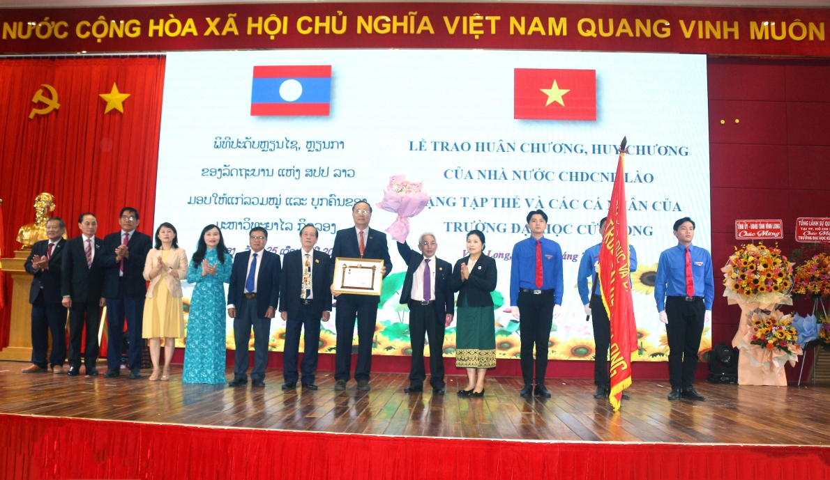 Trường Đại học Cửu Long đón nhận Huân chương Lao động của Chủ tịch nước CHDCND Lào