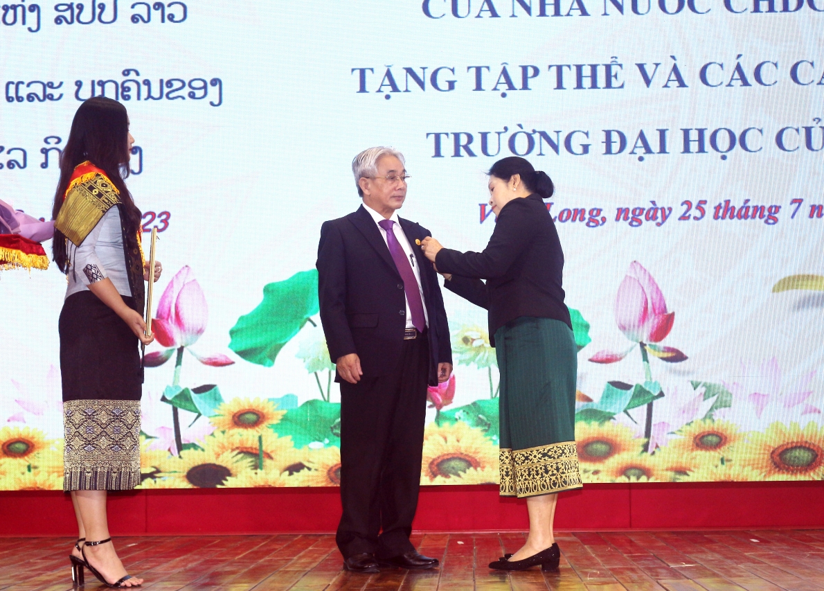Trường Đại học Cửu Long đón nhận Huân chương Lao động của Chủ tịch nước CHDCND Lào
