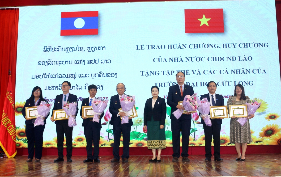 Trường Đại học Cửu Long đón nhận Huân chương Lao động của Chủ tịch nước CHDCND Lào
