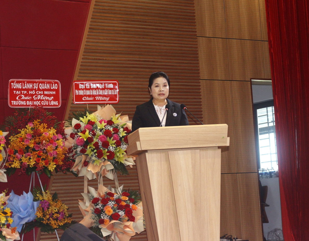 Trường Đại học Cửu Long đón nhận Huân chương Lao động của Chủ tịch nước CHDCND Lào