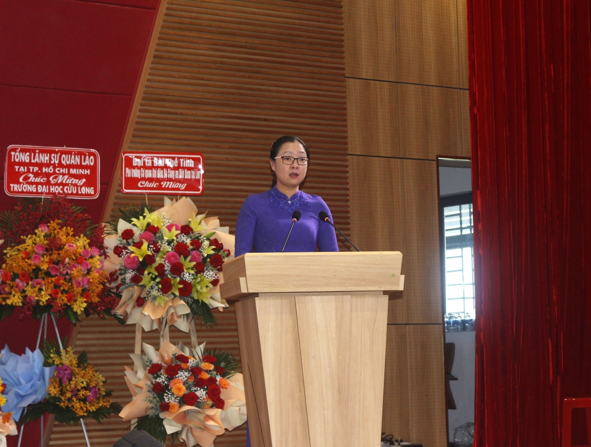Trường Đại học Cửu Long đón nhận Huân chương Lao động của Chủ tịch nước CHDCND Lào