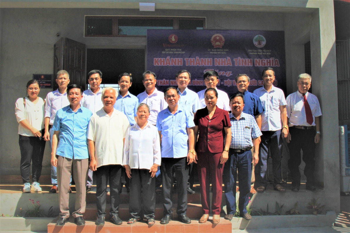 Các đại biểu chụp ảnh lưu niệm cùng bà Nguyễn Thị Đợi bên ngôi nhà mới khánh thành và bàn giao Các đại biểu chụp ảnh lưu niệm cùng bà Nguyễn Thị Đợi bên ngôi nhà mới khánh thành và bàn giao