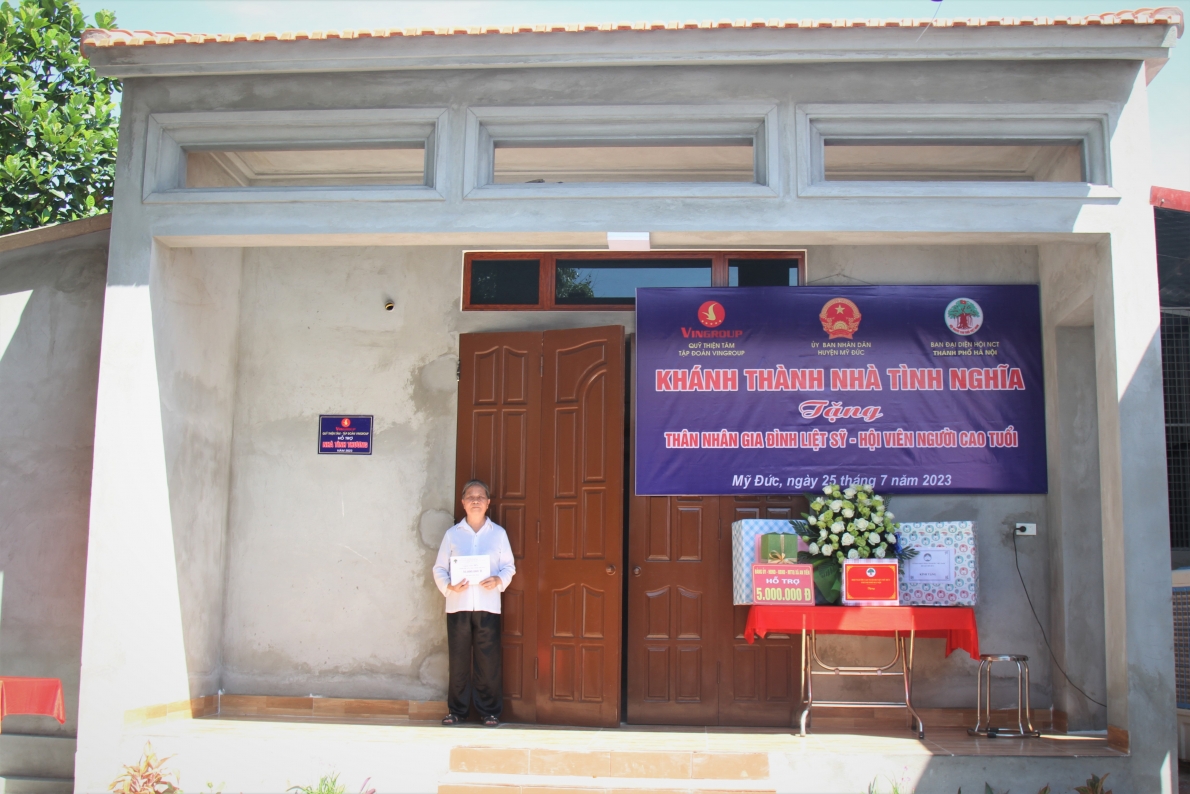 Bà Nguyễn Thị Đợi xúc động bên ngôi nhà vừa được khánh thành Bà Nguyễn Thị Đợi xúc động bên ngôi nhà vừa được khánh thành