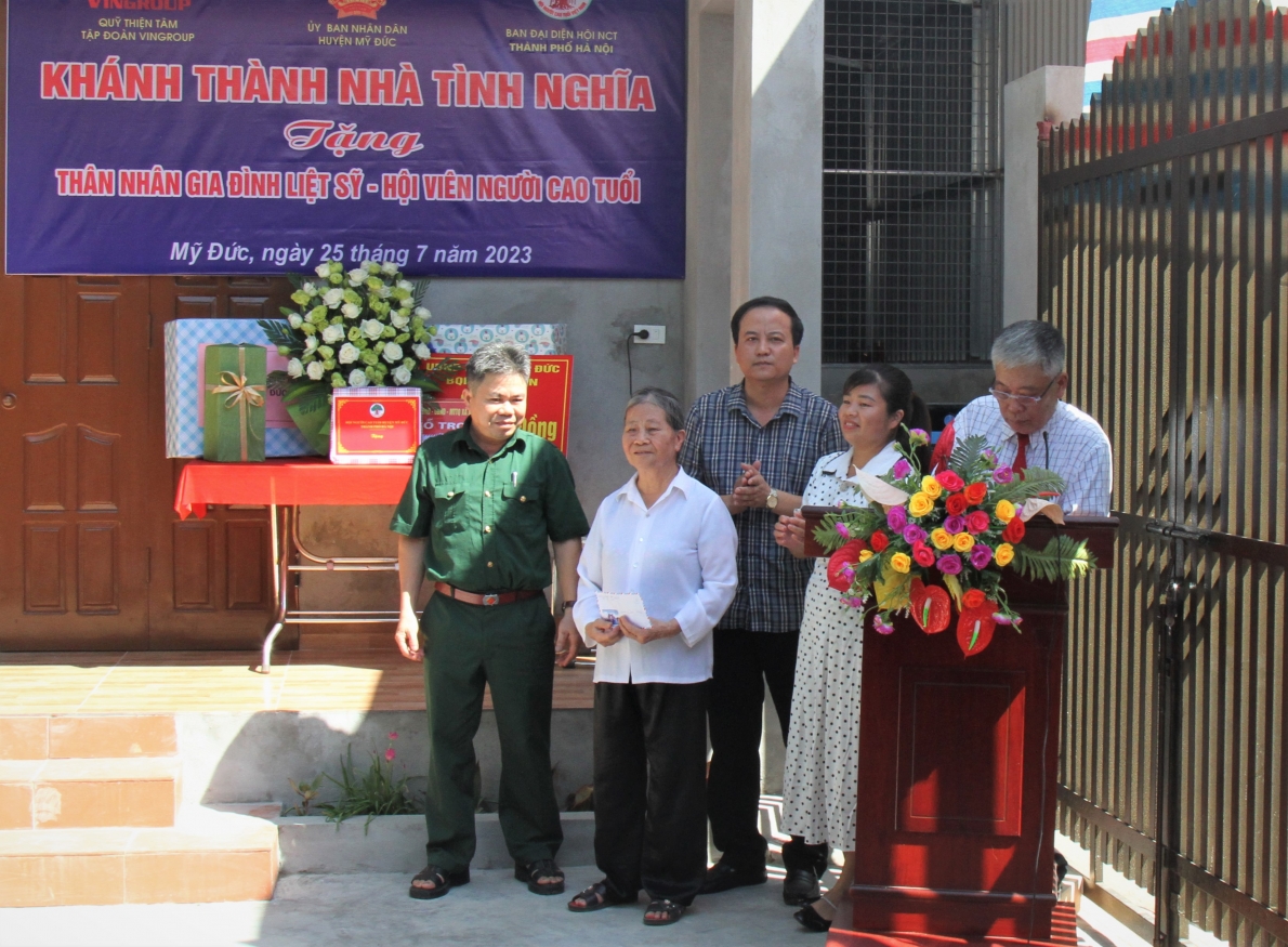 Các đoàn thể huyện Mỹ Đức tặng quà bà Nguyễn Thị Đợi Các đoàn thể huyện Mỹ Đức tặng quà bà Nguyễn Thị Đợi