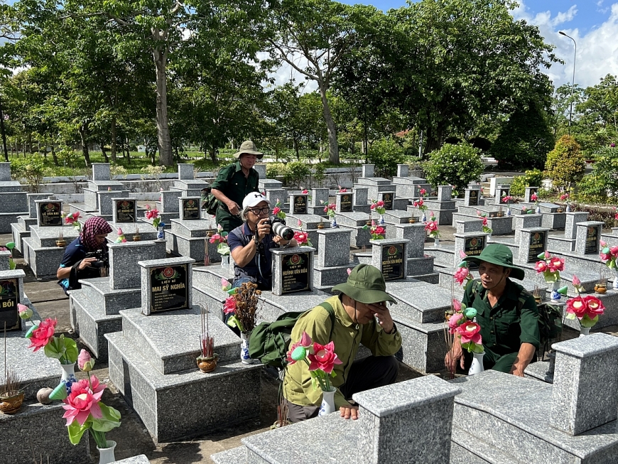 Vũ Ngọc Giang, bên phải tìm mộ tại nghĩa trang liệt sĩ tỉnh Kiên Giang , ngày 26-6-2023