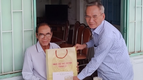 Bí thư Tỉnh ủy Bạc Liêu thăm và tặng quà Bà mẹ Việt Nam Anh hùng ở huyên Vĩnh Lợi