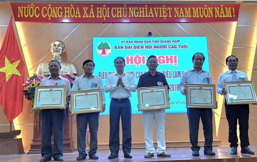 Phó Chủ tịch UBND tỉnh Trần Anh Tuấn trao Bằng khen cho 5 NCT tiêu biểu làm kinh tế giỏi cấp tỉnh, giai đoạn 2018-2023.