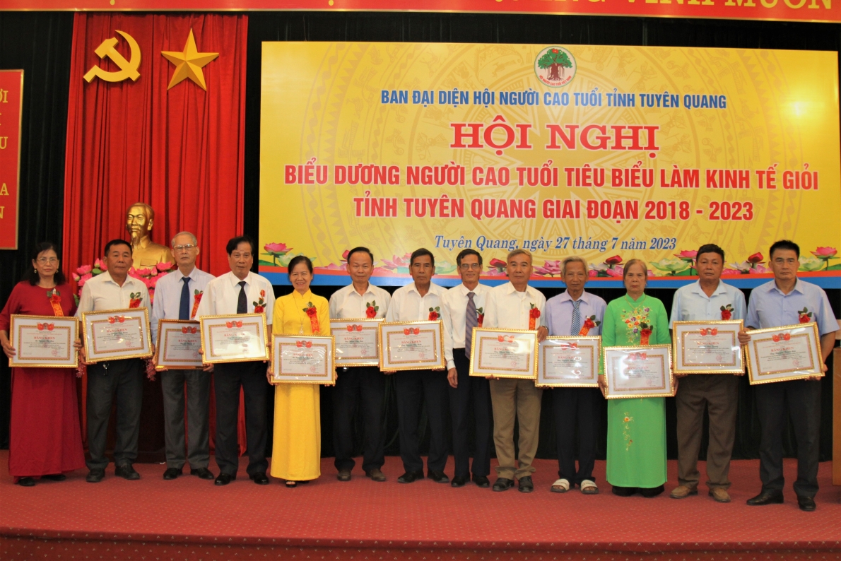 1 Hội NCT tỉnh Tuyên Quang khen thưởng các cá nhân tiêu biêu làm kinh tế giỏi giai đoạn 2018-2023
