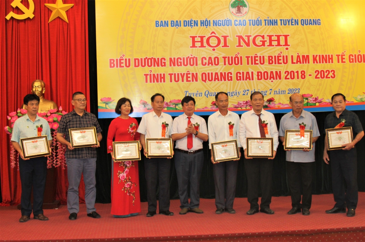 1 Trao Giấy chứng nhận của Trung ương Hội tôn vinh NCT làm kinh tế giỏi cho các cá nhân xuất sắc