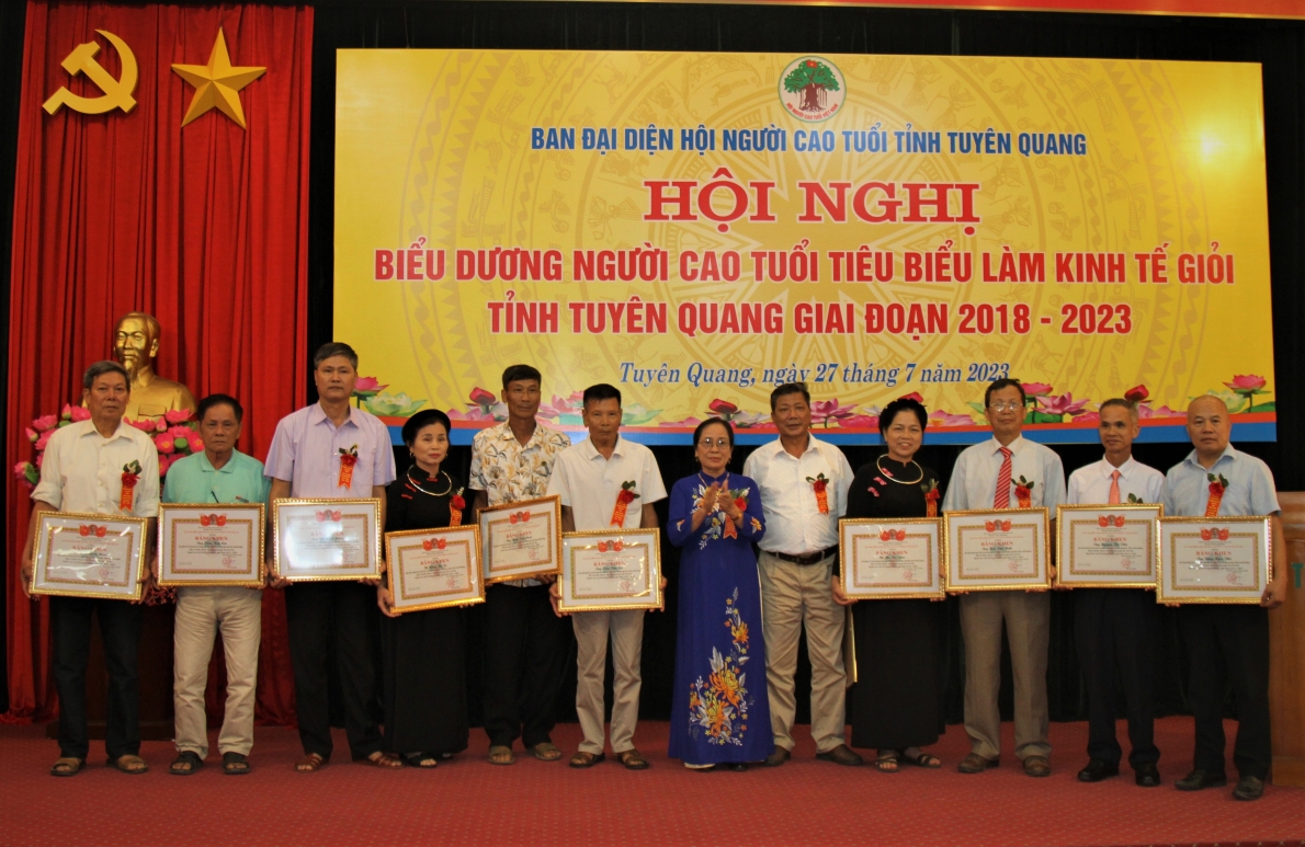 1 Hội NCT tỉnh Tuyên Quang khen thưởng các cá nhân tiêu biêu làm kinh tế giỏi giai đoạn 2018-2023