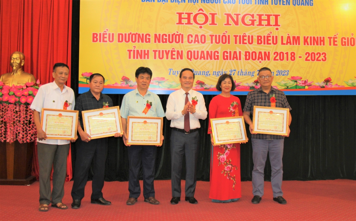 Trao Bằng khen UBND tỉnh Tuyên Quang cho các cá nhân NCT tiêu biểu