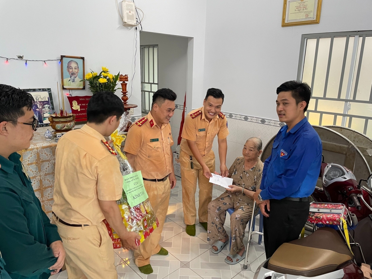 Tổ chức nhiều hoạt động kỷ niệm 76 năm Ngày Thương binh - Liệt sĩ