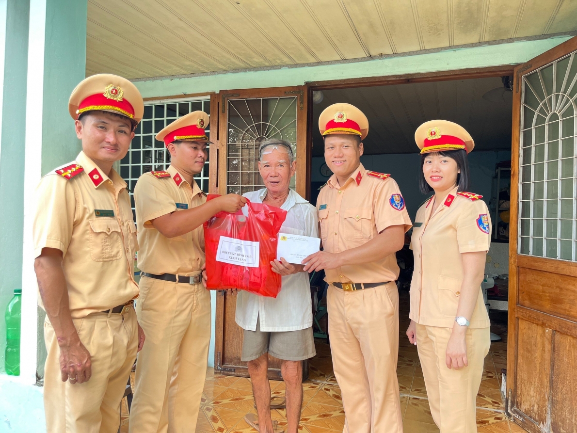 Tổ chức nhiều hoạt động kỷ niệm 76 năm Ngày Thương binh - Liệt sĩ