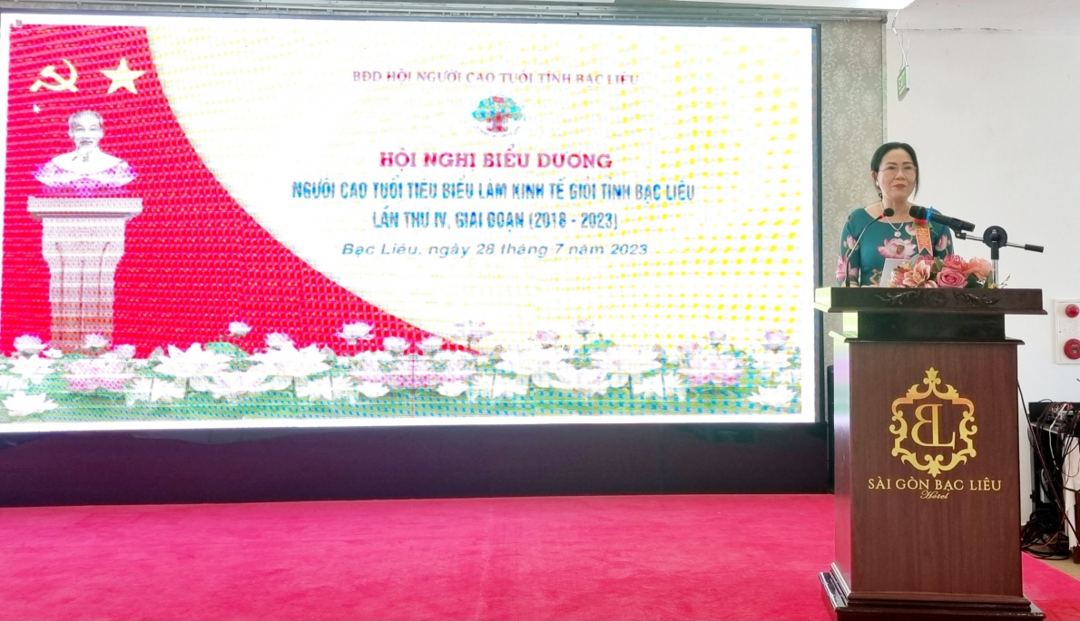 Bà Lê Hồng Thu báo cáo kết quả phong trào NCT làm kinh tế giỏi tỉnh Bạc Liêu giai đoạn 2018 - 2023