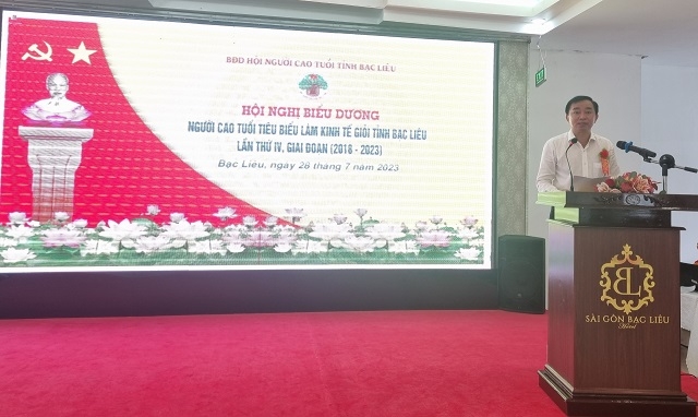 Ông Phan Thanh Duy, thay mặt lãnh đạo tỉnh ghi nhận và biểu dương phong trào NCT làm kinh tế giỏi trong 5 năm qua