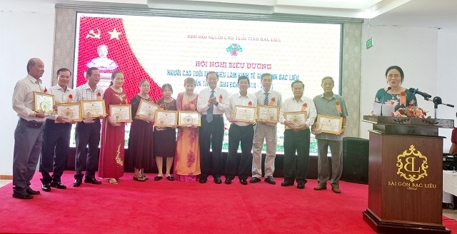 Ông Huỳnh Thành Lập khen thưởng13 cá nhân  tiêu biểu được Trung ương Hội khen thưởng.