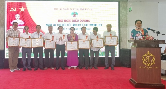 Ông Phan Thanh Duy, tặng Bằng khen của UBND tỉnh cho các cá nhân NCT tiêu biểu làm kinh tế giỏi giai đoạn 2018 - 2023