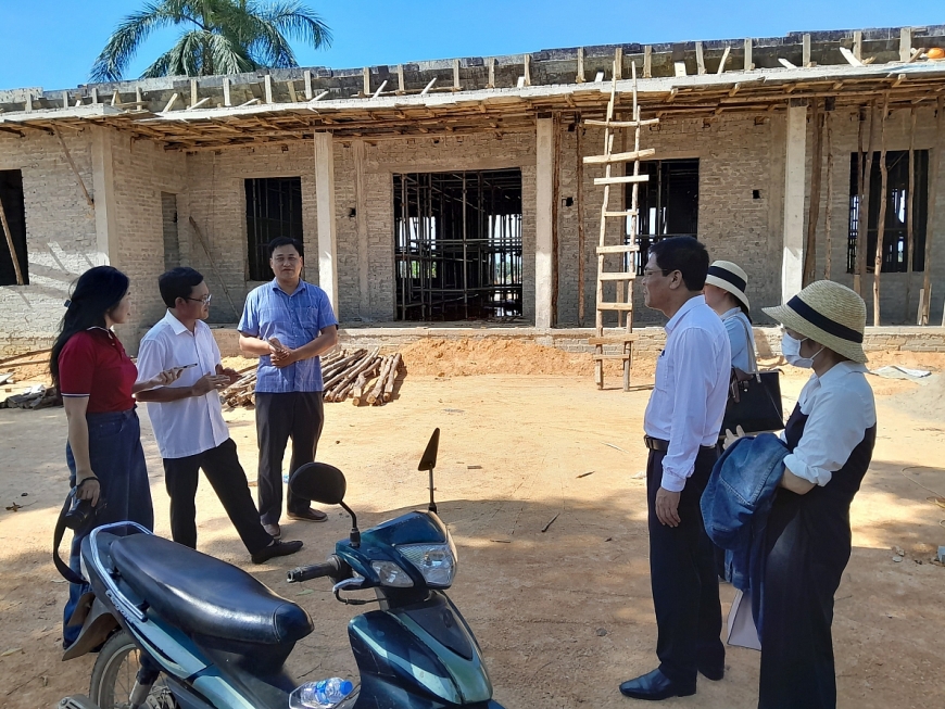 Bí thư Đảng ủy xã Đức Bác Lưu Thế Cửu (đứng giữa, phía trái) trao đổi với các nhà báo tại hiện trường xây dựng “Làng văn hóa kiểu mẫu” thôn Khoái Trung, xã Đức Bác, huyện Sông Lô.