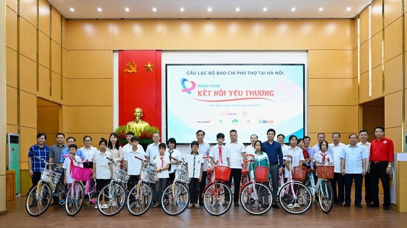 CLB Báo chí Phú Thọ tại Hà Nội tặng quà cho học sinh có hoàn cảnh khó khăn và NCT