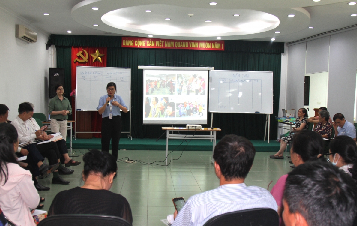 Chuyên gia của Tổ chức HAI giới thiệu các kĩ năng tổ chức buổi sinh hoạt CLB...