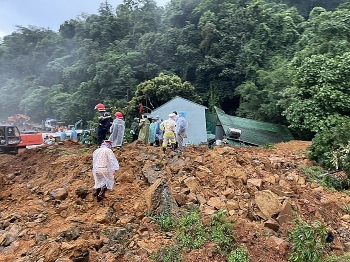 6 người chết, hàng trăm ngôi nhà bị hư hỏng vì mưa lũ, sạt lở đất