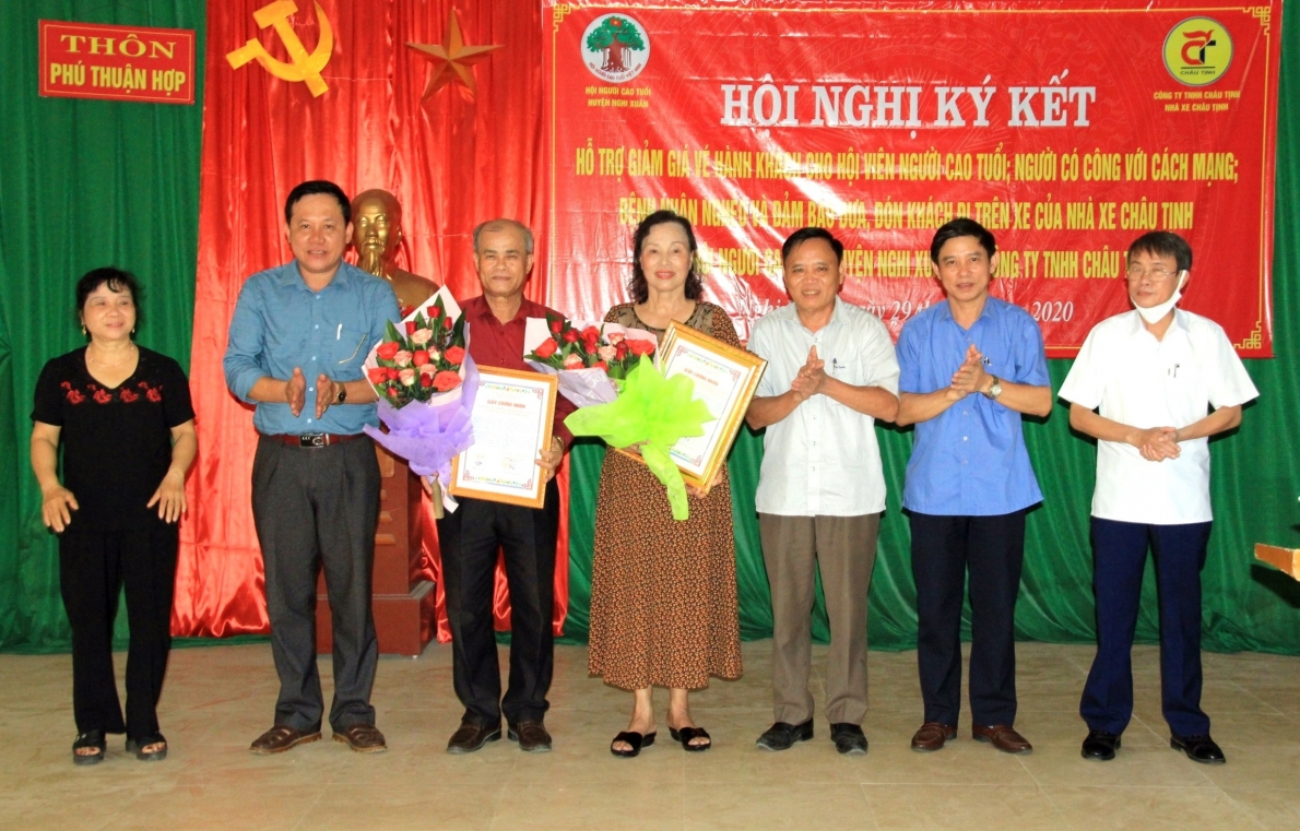 Doanh nghiệp Châu Tịnh kí chương trình phối hợp với Hội NCT huyện Nghi Xuân giảm giá vé cho NCT tham gia giao thông