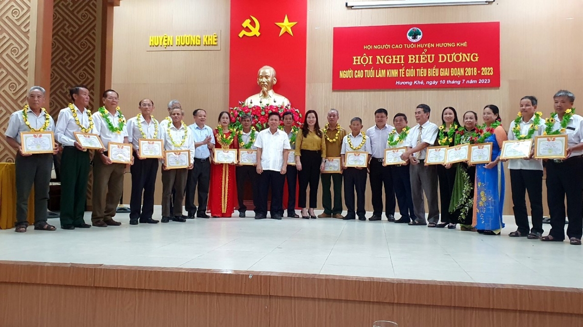 Trao Giấy chứng nhận tôn vinh NCT làm kinh tế giỏi huyện Hương Khê, tỉnh Hà Tĩnh