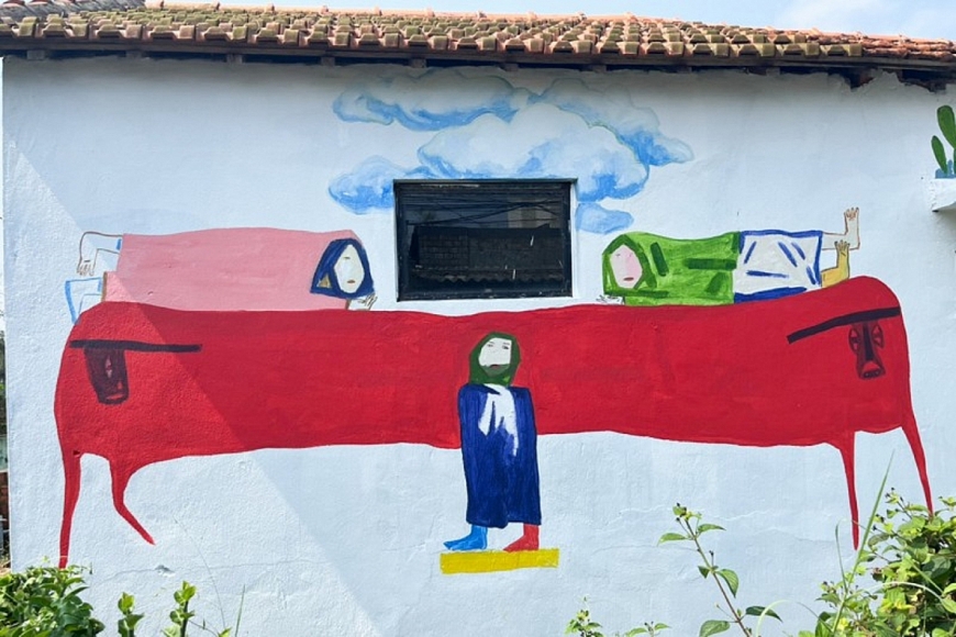 Những bức bích họa ở làng bích họa Tam Thanh (Quảng Nam) gây tranh cãi, người dân cho rằng quá trừu tượng khiến nhiều người không hiểu nội dung thể hiện là gì.