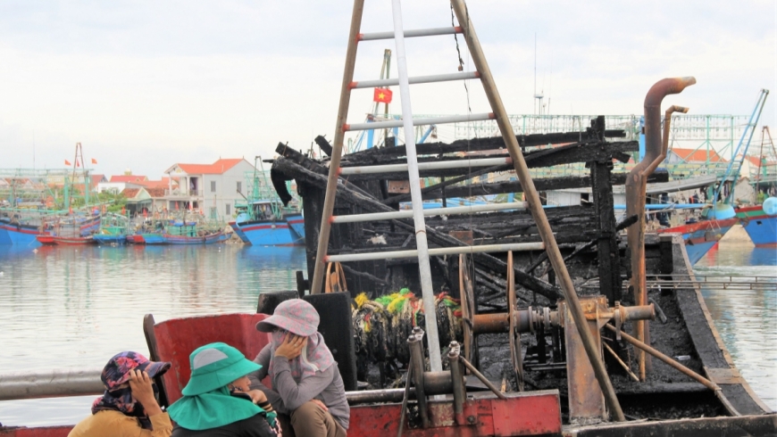 Ngư dân "thất thần" nhìn 5 tàu cá hàng chục tỉ thành đống tro tàn