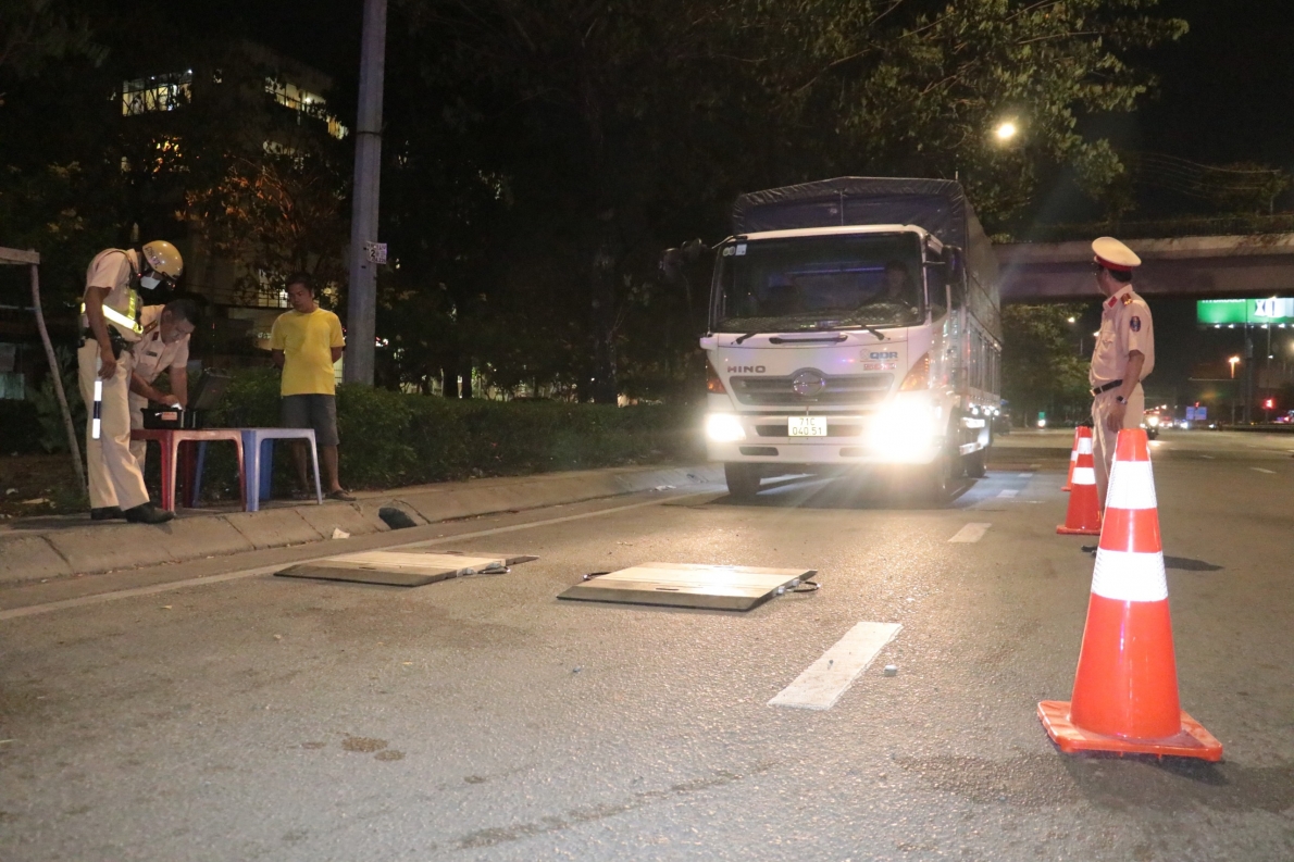 Tổng kiểm soát xe ô tô kinh doanh vận tải hành khách và xe container