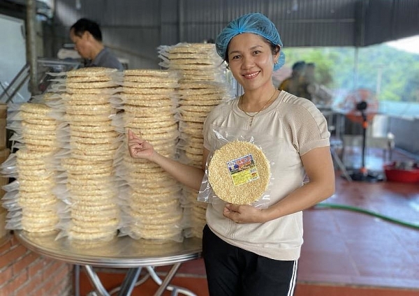 Cô gái miền Tây Nam Sở về xứ Nghệ lập nghiệp tạo ra sự đặc sản nổi tiếng "cơm nếp sấy dăm bông"