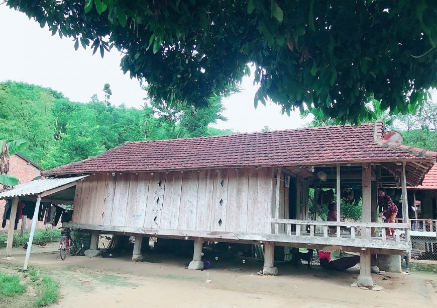 : Nhiều nhà sàn truyền thống của người Hrê đã ngói hóa.