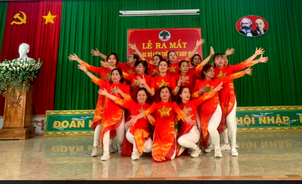 Tiết mục văn nghệ của CLB Liên thế hệ tự giúp nhau thôn 6 xã Cư Suê, huyện Cư M'gar