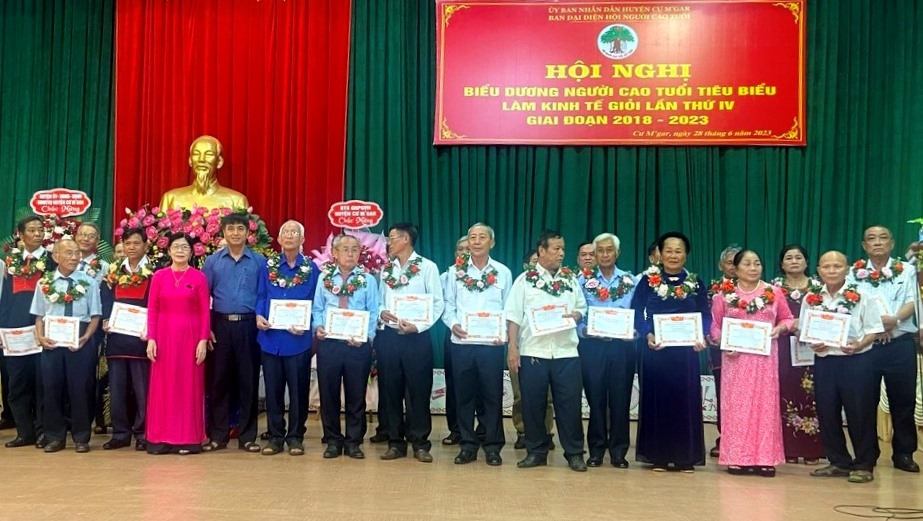 Trao giấy chứng nhận vinh danh NCT làm kinh tế giỏi huyện Cư M'gar, tỉnh Đắk Lắk