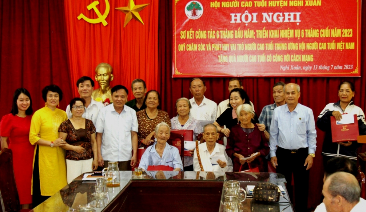 Hội NCT huyện Nghi Xuân, tỉnh Hà Tĩnh phối hợp tặng quà tri ân NCT có công với cách mạng nhân dịp Ngày Thowng binh - Liệ sĩ 27-7